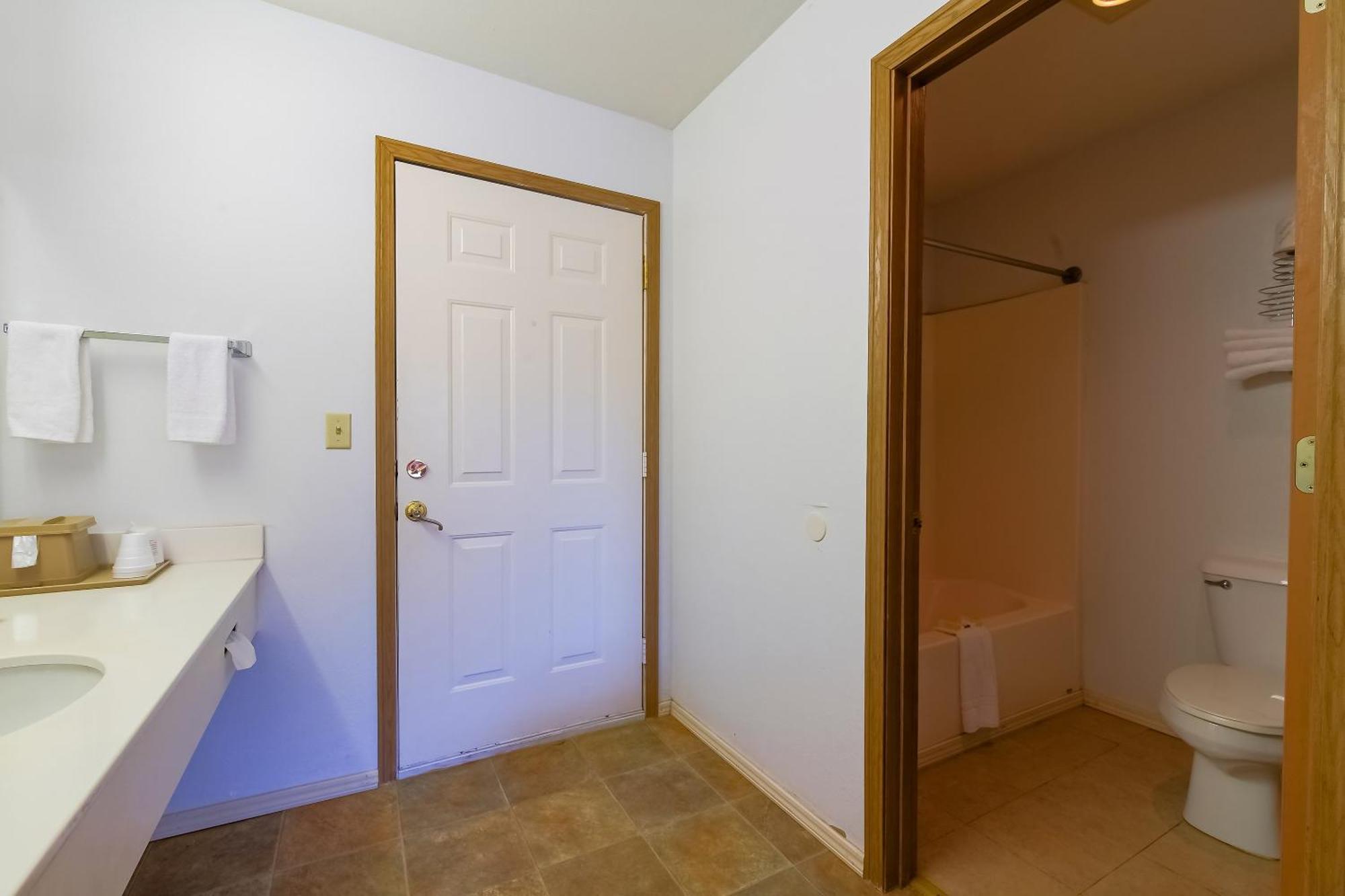 O - Christ Of Ozark Area Hotel 2*