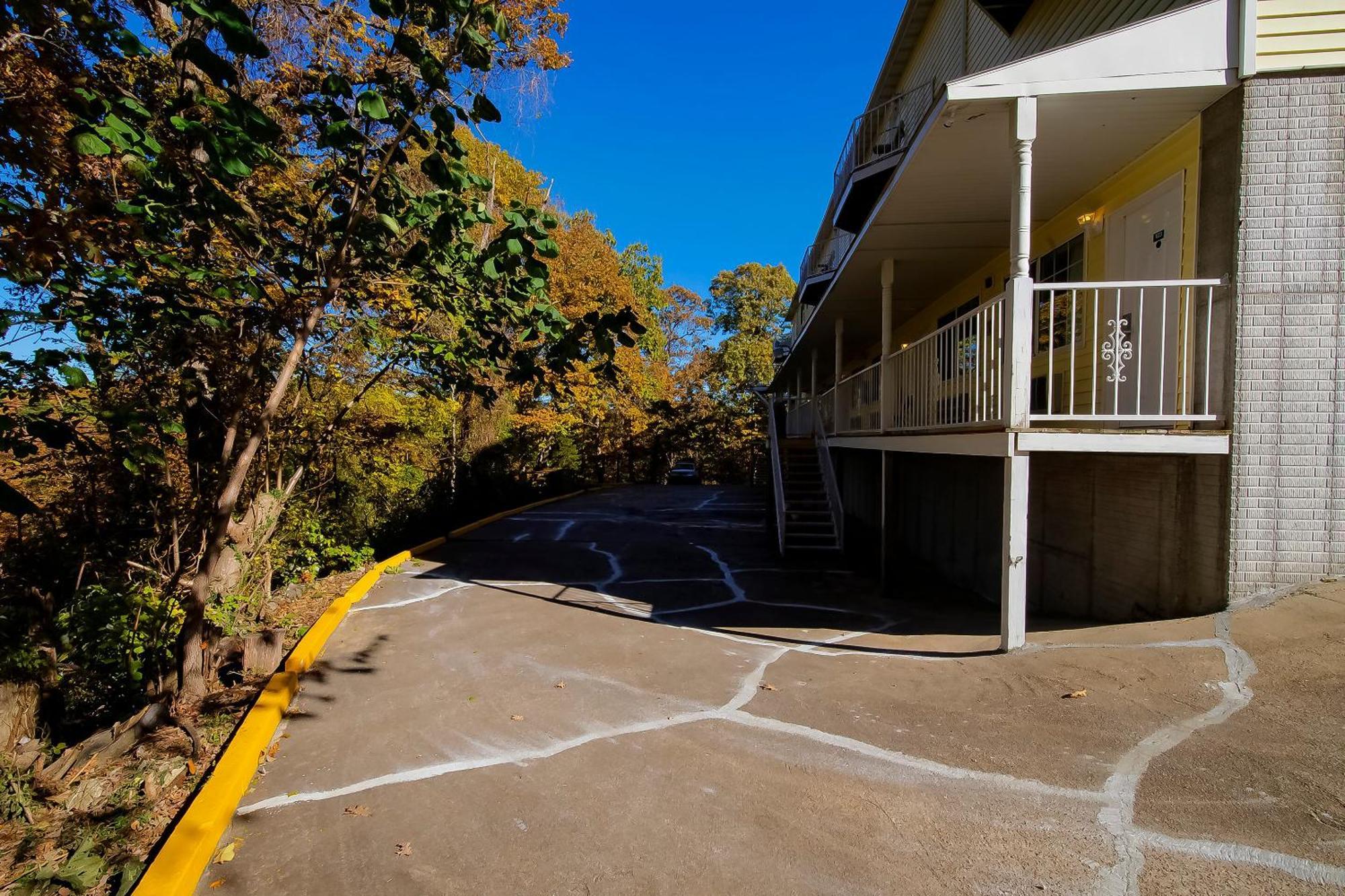 O - Christ Of Ozark Area Hotel
